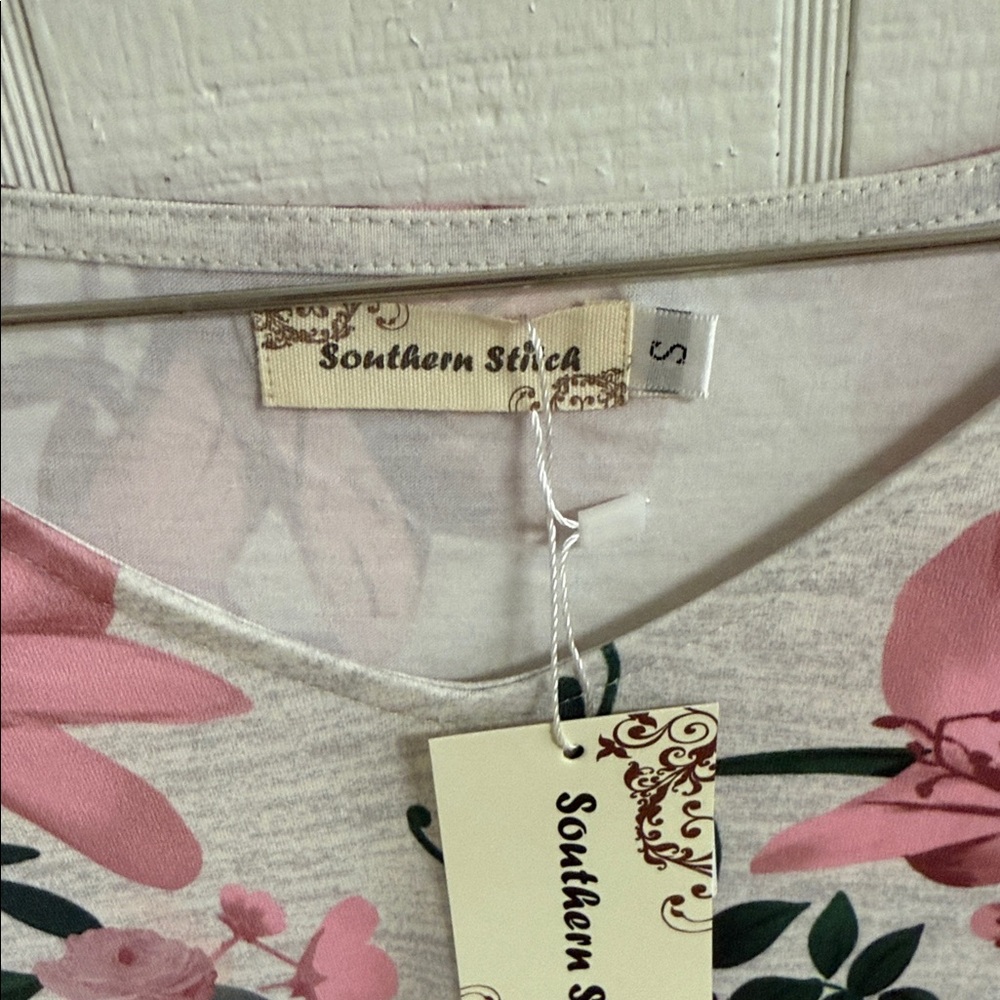 Southern Stitch Floral Print Women's Top - Picture 2 of 3